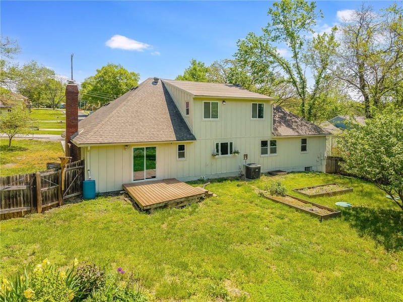 10706 Hillcrest Rd, Kansas City, MO 64134