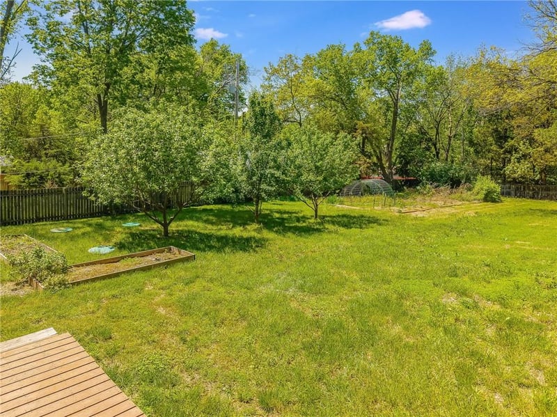 10706 Hillcrest Rd, Kansas City, MO 64134