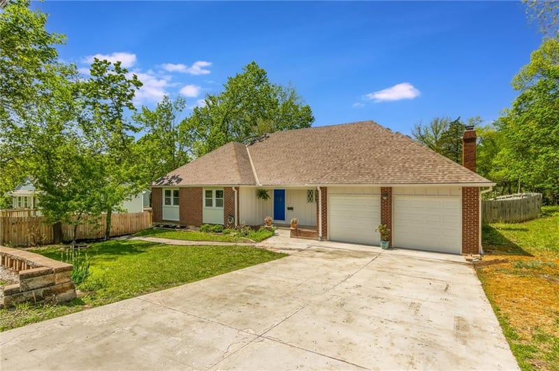 10706 Hillcrest Rd, Kansas City, MO 64134