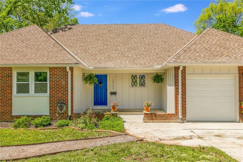 10706 Hillcrest Rd, Kansas City, MO 64134