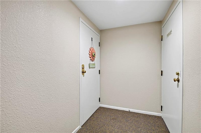 6638 W 109th St #B, Overland Park, KS 66211