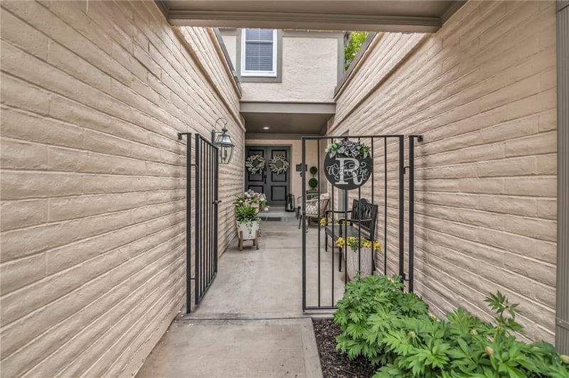 10747 Glenwood St, Overland Park, KS 66211