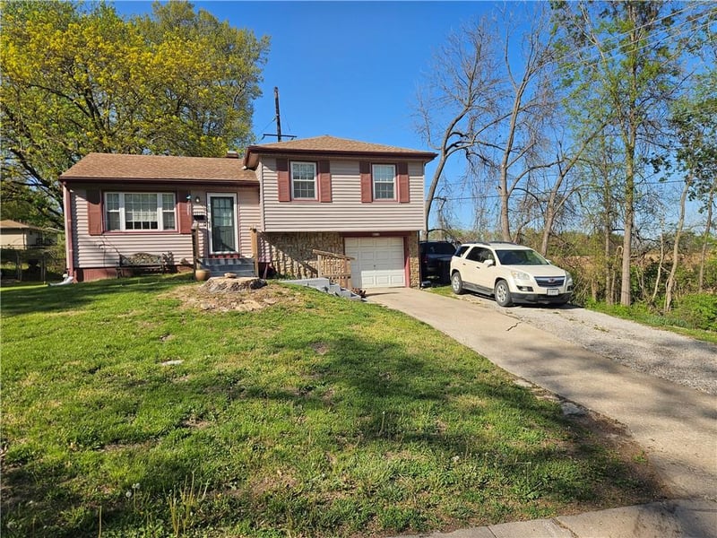 8212 51st St, Kansas City, MO 64119