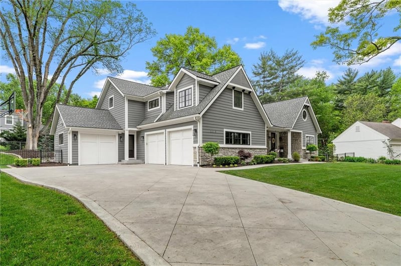 8023 Wenonga Rd, Leawood, KS 66206