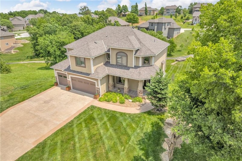 2204 SE Pine Gate Cir, Blue Springs, MO 64014
