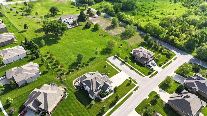 24411 W 70th St, Shawnee, KS 66226