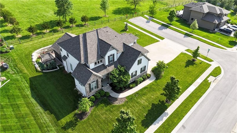 24411 W 70th St, Shawnee, KS 66226