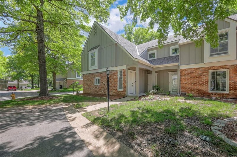 12136 Hayes St, Overland Park, KS 66213