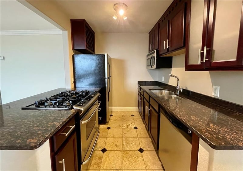 700 8th St #10J, Kansas City, MO 64106