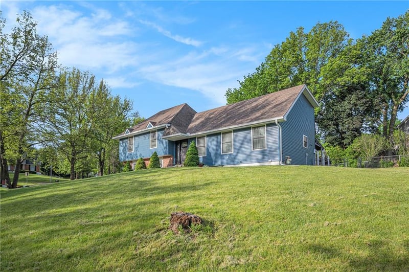 9708 Campbell Dr, Kansas City, MO 64155