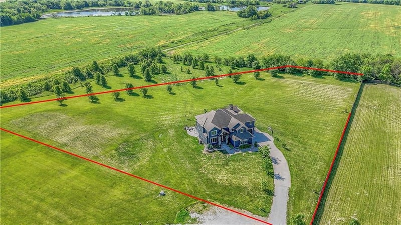 30601 E Hideaway Ln, Lee's Summit, MO 64086