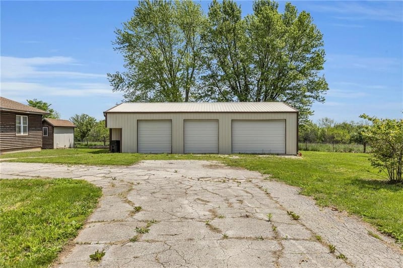 38199 Somerset Rd, Lacygne, KS 66040