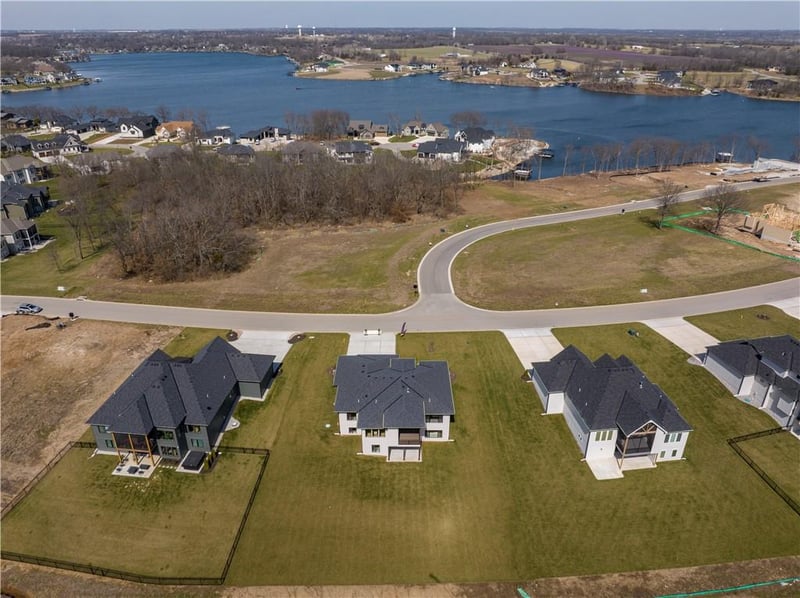 579 South Shore Dr, Lake Winnebago, MO 64034