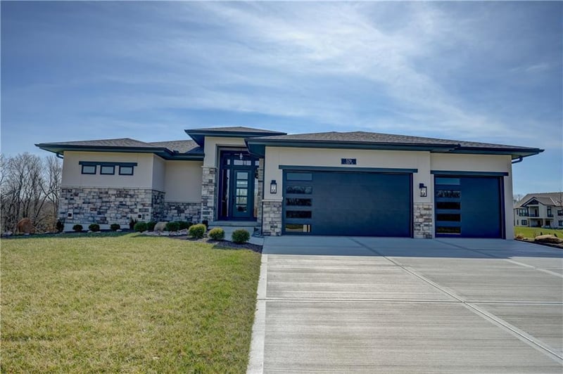 579 South Shore Dr, Lake Winnebago, MO 64034