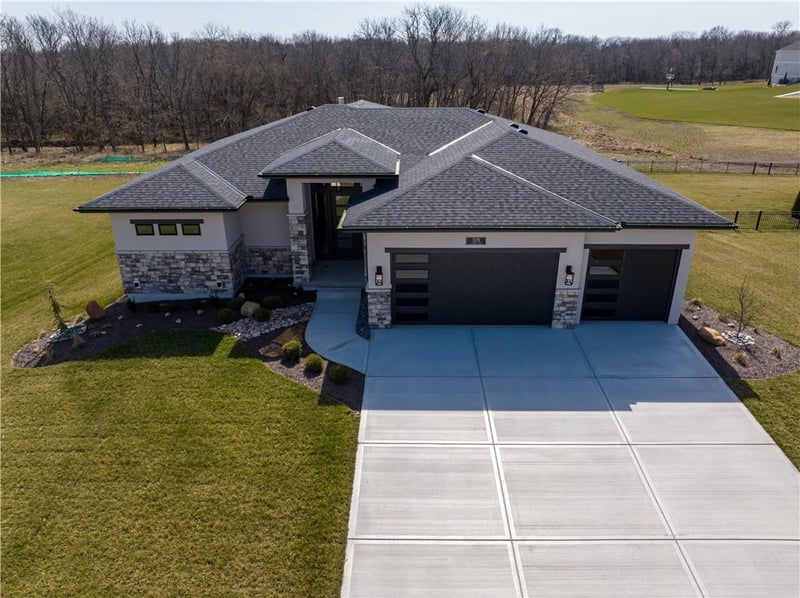 579 South Shore Dr, Lake Winnebago, MO 64034