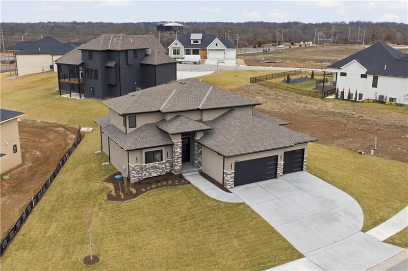 2531 Woodland Oak Cir, Lee's Summit, MO 64086