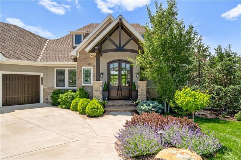 27517 W 100th Ter, Olathe, KS 66061