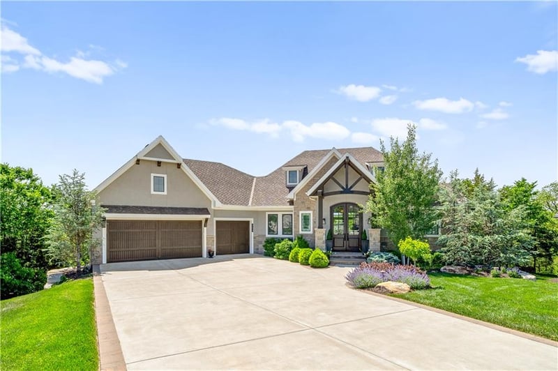 27517 W 100th Ter, Olathe, KS 66061