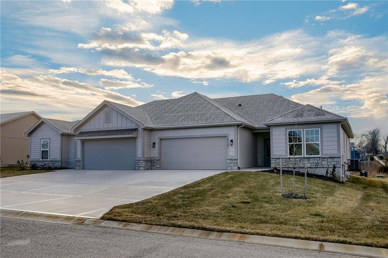 19715 196th St, Spring Hill, KS 66083