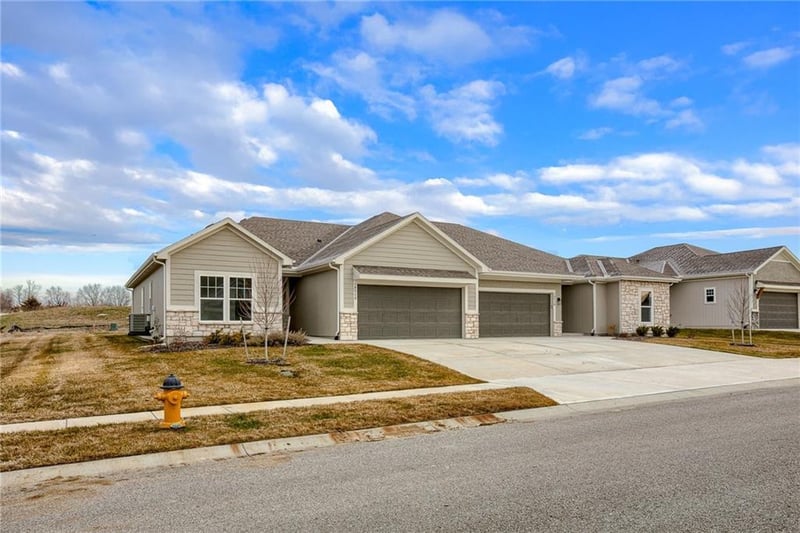 19716 196th St, Spring Hill, KS 66083