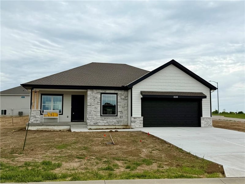 1642 157th Ter, Basehor, KS 66007