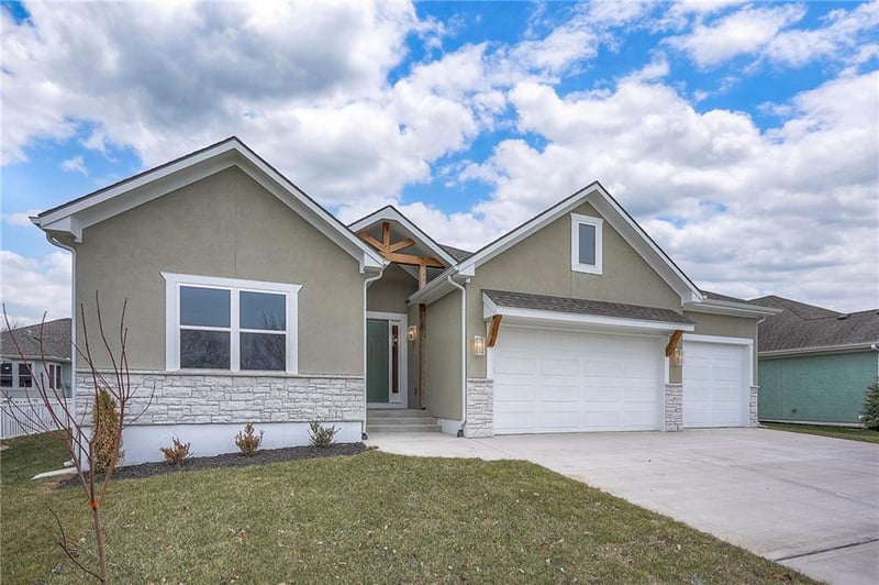 22609 Cole Ct, Peculiar, MO 64078