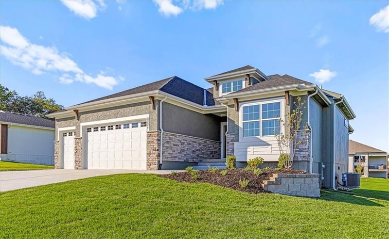 2226 Heartland Ct, Lee's Summit, MO 64082