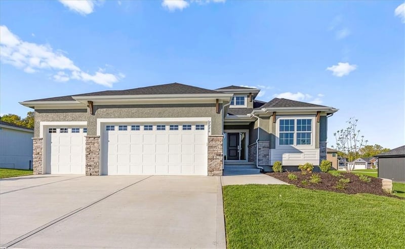 2226 Heartland Ct, Lee's Summit, MO 64082