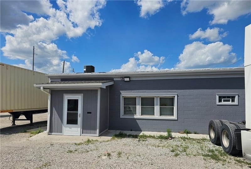 1230 Woodswether Rd, Kansas City, MO 64105