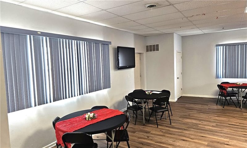 1230 Woodswether Rd, Kansas City, MO 64105