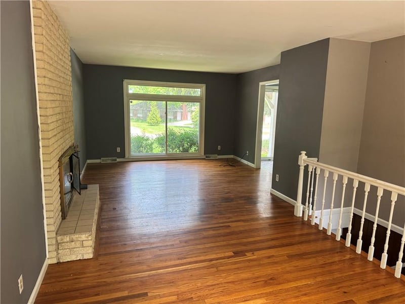 633 Leslie Dr, Independence, MO 64055