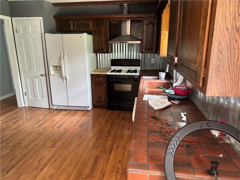 633 Leslie Dr, Independence, MO 64055