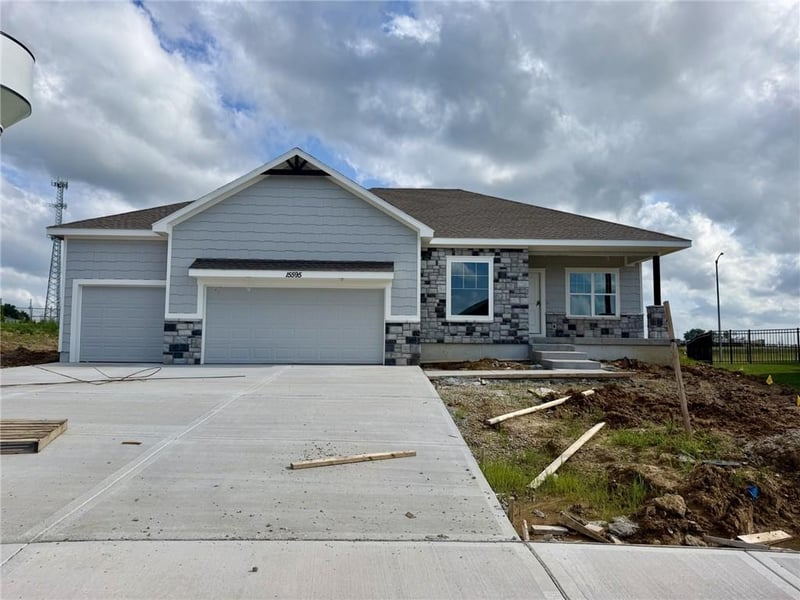 15595 Sheridan Ct, Basehor, KS 66007