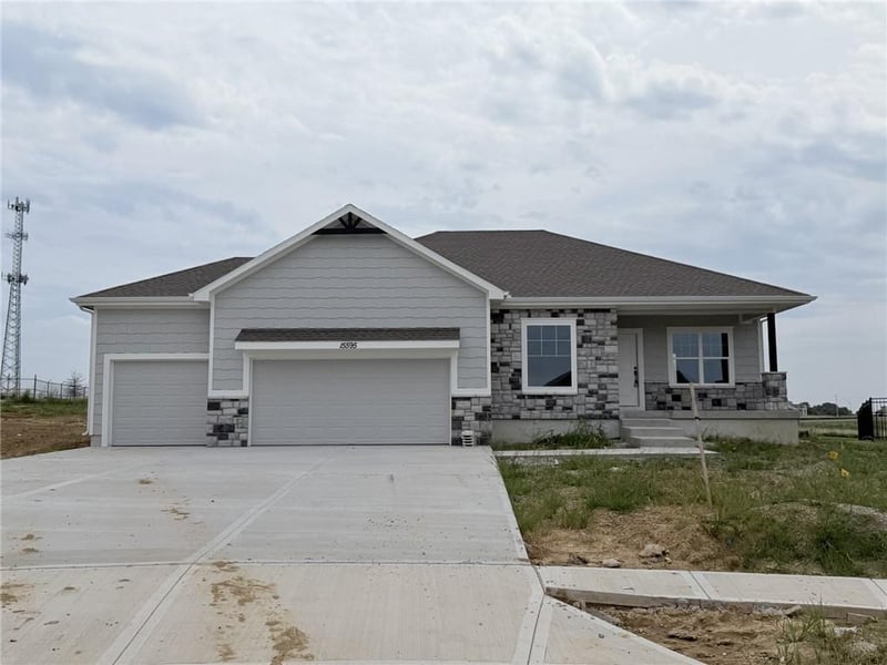 15595 Sheridan Ct, Basehor, KS 66007