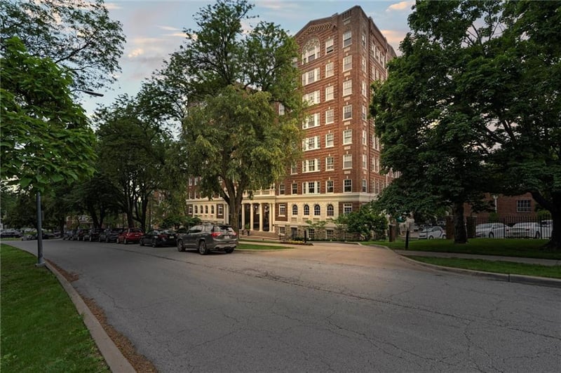 4618 Warwick St #1H, Kansas City, MO 64112