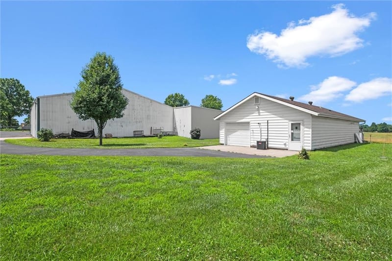 22617 155th St, Basehor, KS 66007