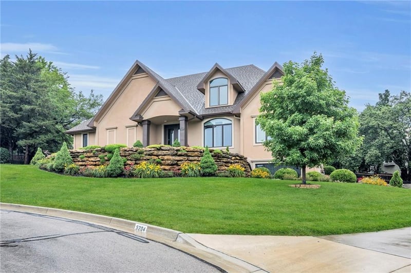 5204 Deer Run Ct, Lawrence, KS 66049
