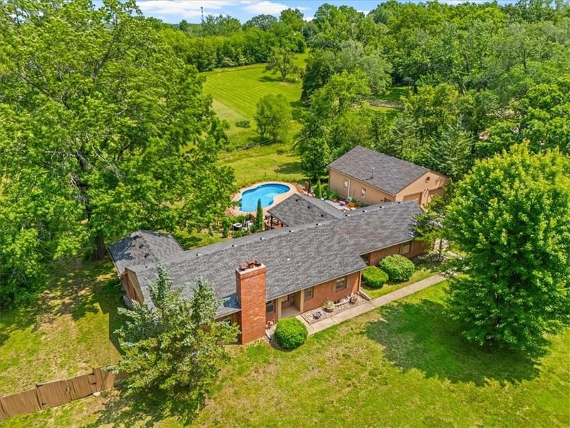 2306 Red Bridge Ter, Kansas City, MO 64131