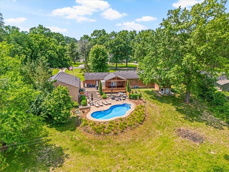 2306 Red Bridge Ter, Kansas City, MO 64131