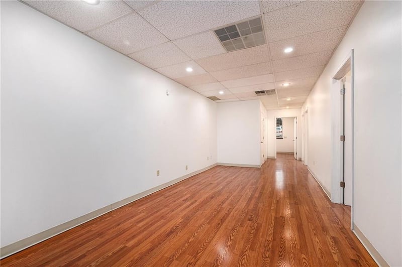 5950 Oak Trafficway, Kansas City, MO 64118