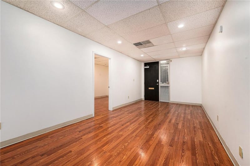 5950 Oak Trafficway, Kansas City, MO 64118