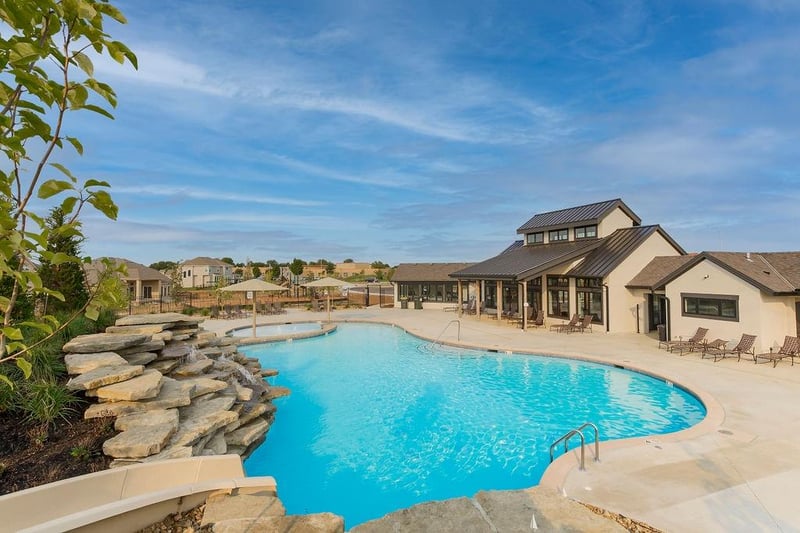 4405 157th St, Overland Park, KS 66224