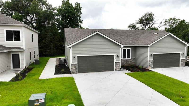 789 Highland Dr, Edwardsville, KS 66111