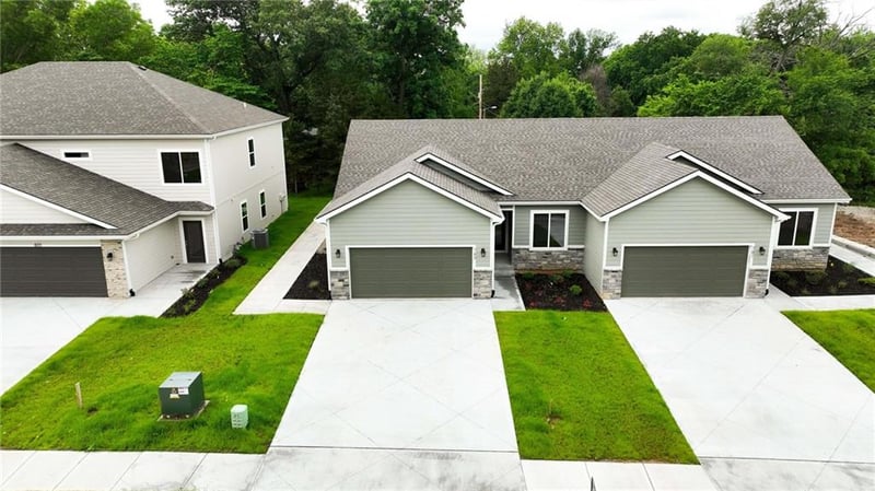 789 Highland Dr, Edwardsville, KS 66111