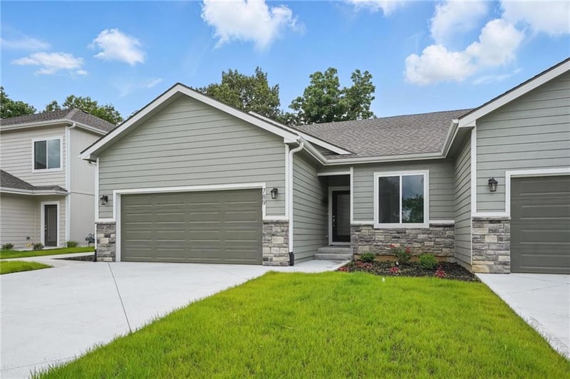 789 Highland Dr, Edwardsville, KS 66111