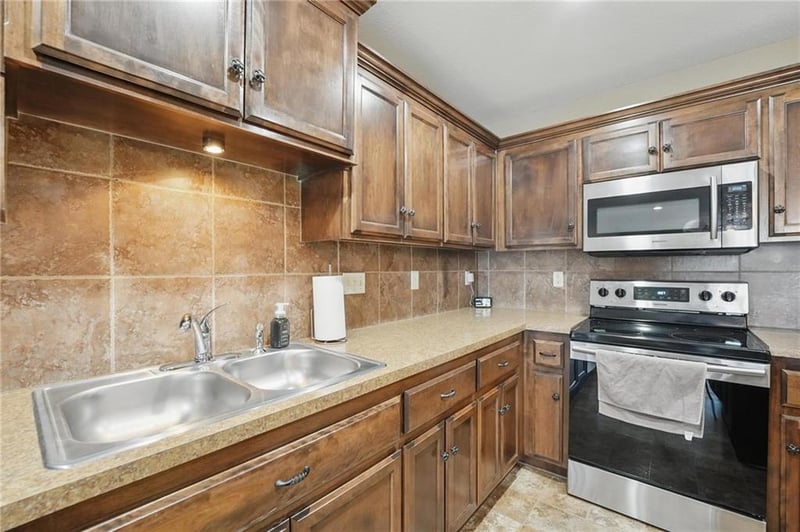 6833 116th Ter, Kansas City, MO 64156