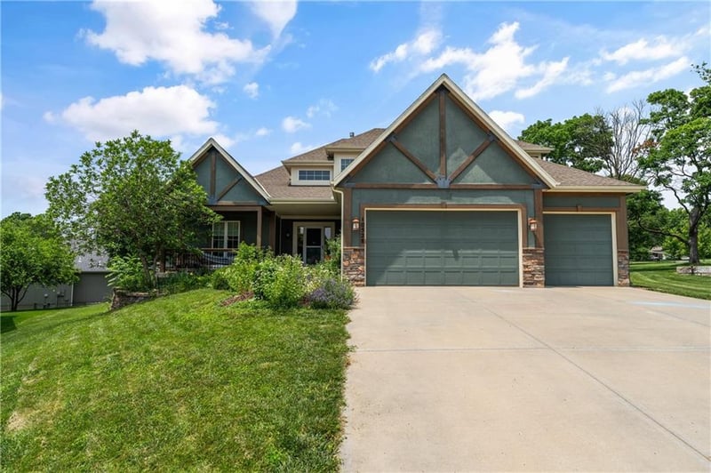 10528 W 49th Pl, Shawnee, KS 66203