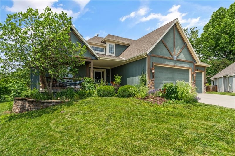 10528 W 49th Pl, Shawnee, KS 66203