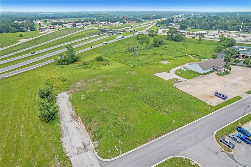 600 Schug Ave, Peculiar, MO 64078