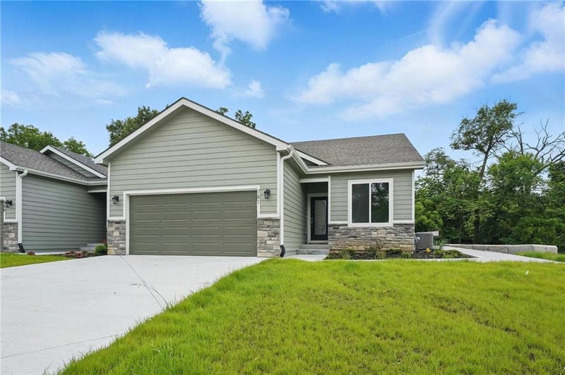 781 Highland Dr, Edwardsville, KS 66111